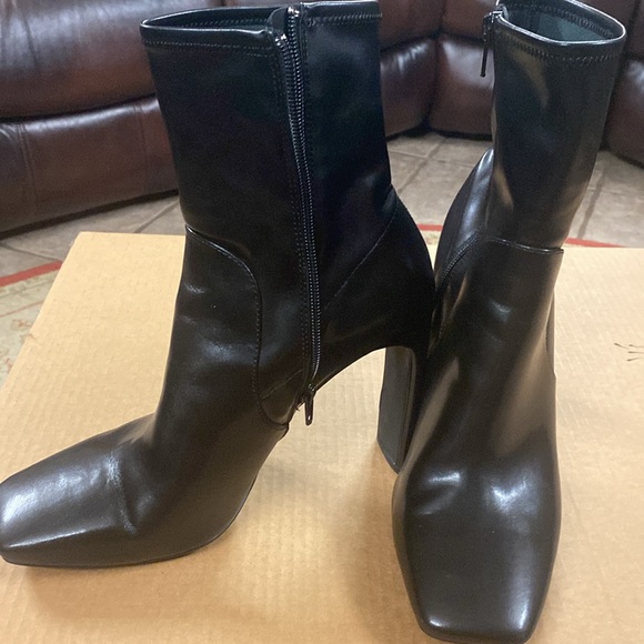 Black short boot 👢 - Picture 2 of 6